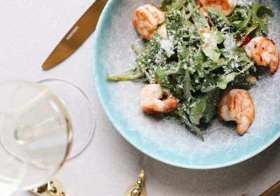 Салат с креветками, авокадо, рукколой и манго